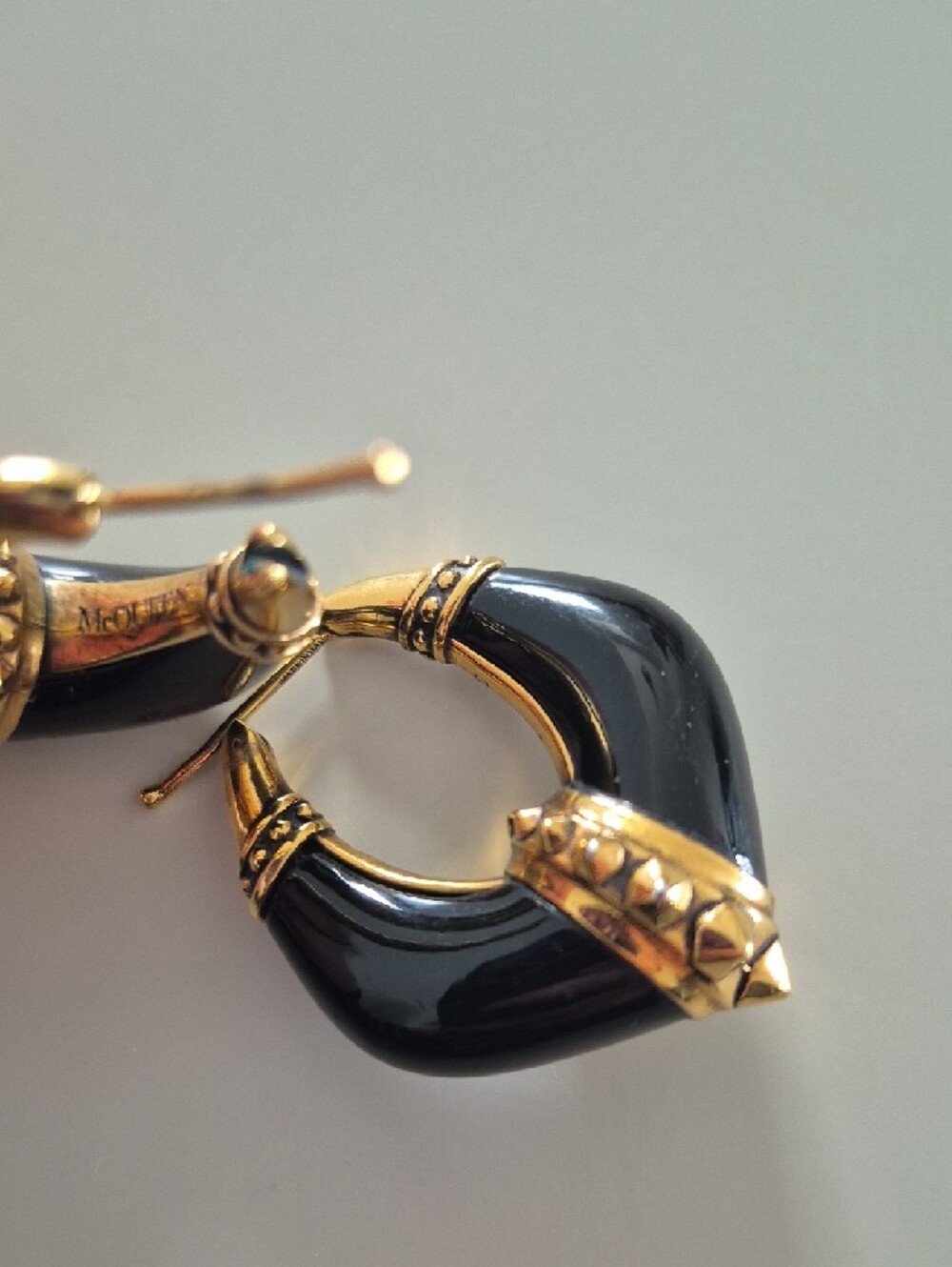 Alexander McQueen Gold and Black Horn Hoop Earrings - Picture 14 of 16